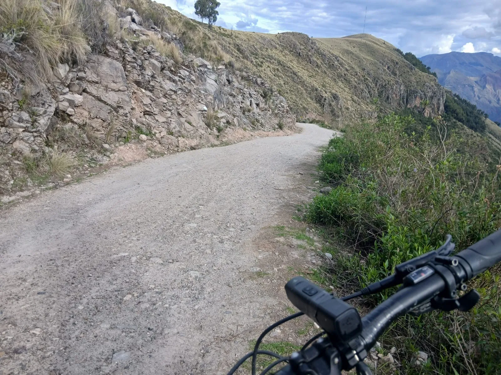 Cicloturismo en Pomabamba: bicicleta de montaña en una trocha de altura sobre el valle, Ayacucho