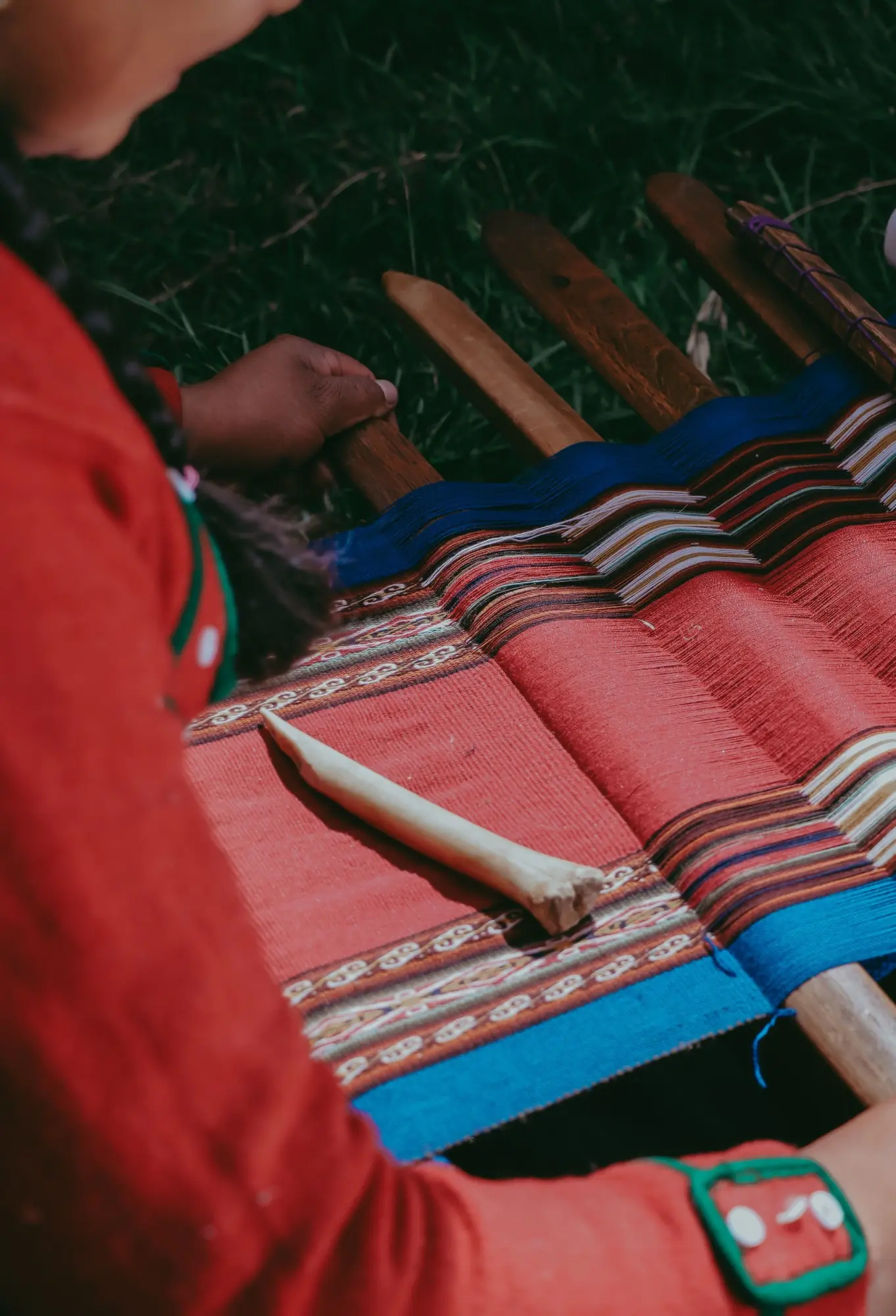 Tejedora andina trabajando una manta en telar tradicional, turismo vivencial en Pomabamba, Ayacucho