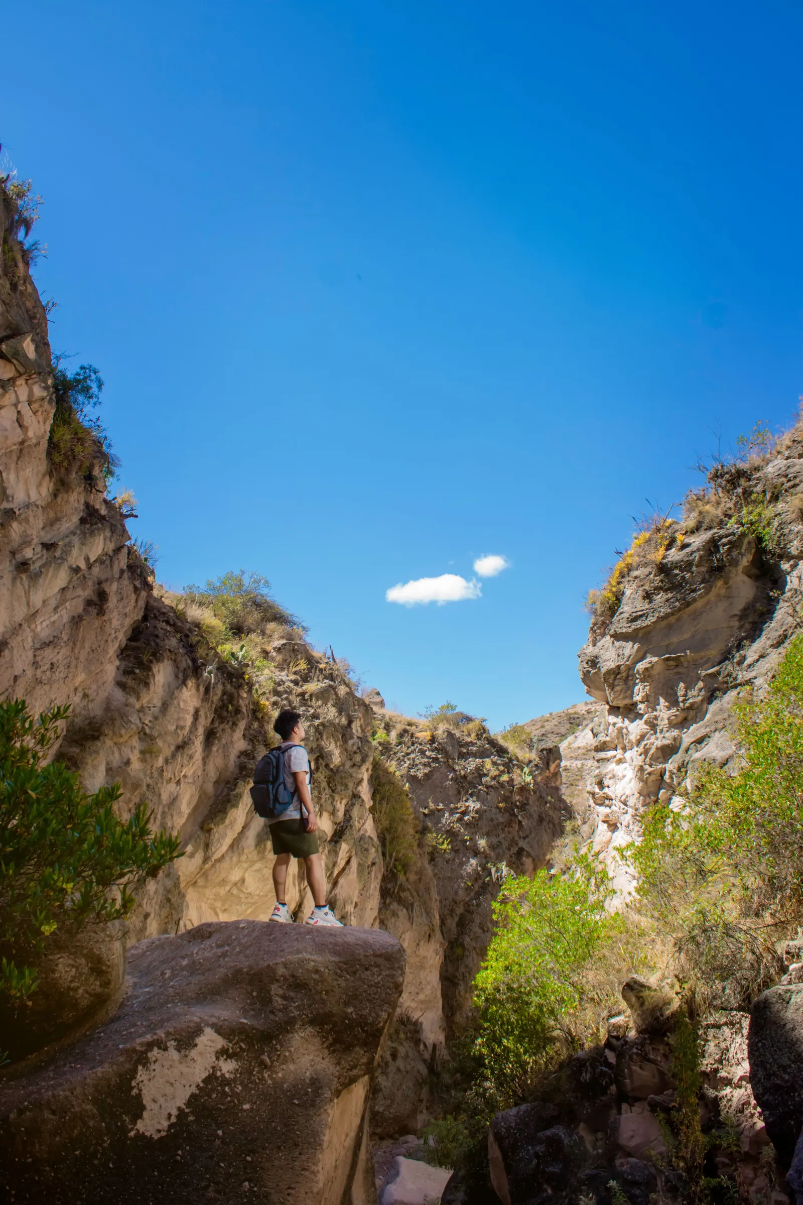 Trekking en Pomabamba: caminante entre farallones rocosos bajo el cielo andino, Ayacucho